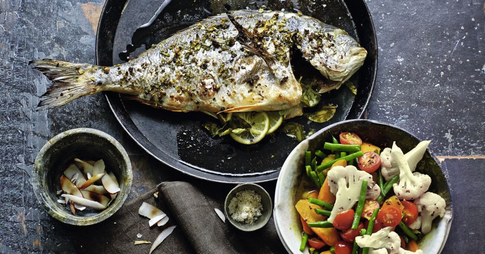 Dorade aus dem Ofen mit Gemüse-Curry | Low Carb Rezept | Küchengötter Dorade aus dem Ofen mit Gemüse-Curry | Low Carb Rezept | Küchengötter