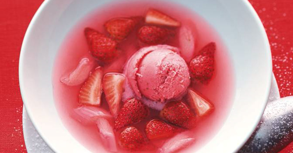 Rhabarber-Consommé mit Erdbeer-Joghurt-Eis Rezept | Küchengötter