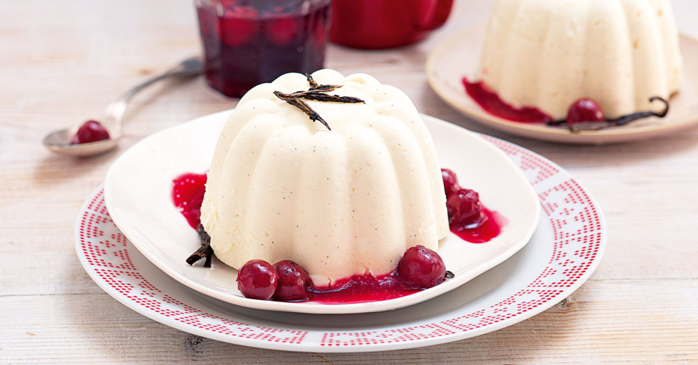 Bayerische Creme mit süßer Kirschsauce Rezept | Küchengötter Bayerische Creme mit süßer Kirschsauce Rezept | Küchengötter