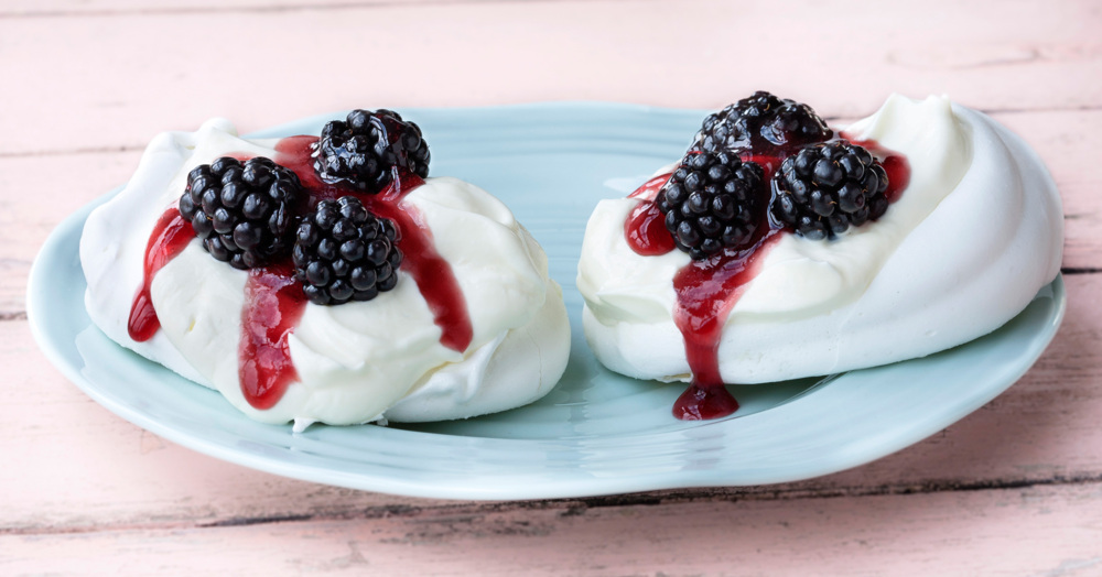 Mascarpone-Baisers mit Brombeeren Rezept | Küchengötter Mascarpone-Baisers mit Brombeeren Rezept | Küchengötter