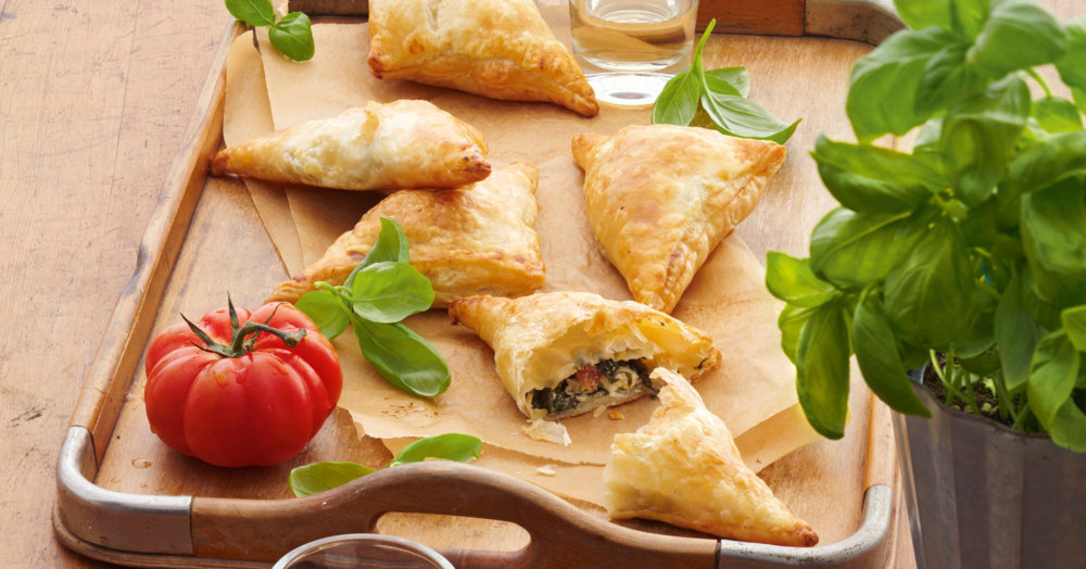Blätterteigtaschen mit Spinat-Ricotta-Füllung Rezept | Küchengötter Blätterteigtaschen mit Spinat-Ricotta-Füllung Rezept | Küchengötter