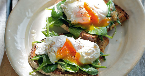 Pochierte Eier Auf Blattspinat — Rezepte Suchen Pochierte Eier Auf Blattspinat — Rezepte Suchen