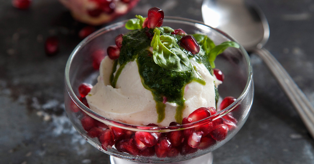 Veganer Frozen Yogurt mit Basilikum-Ingwer-Topping Rezept | Küchengötter