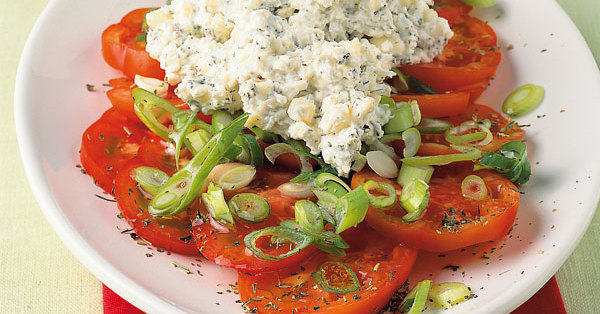Tomaten-Zwiebel-Salat mit Kräuterkäse Rezept | Küchengötter