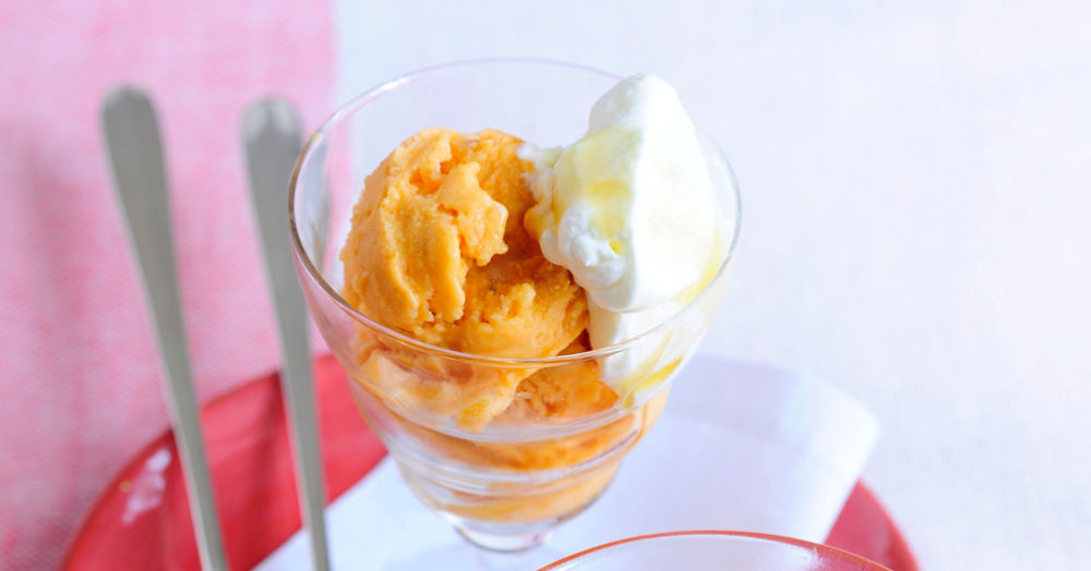 Aprikoseneis mit Amarettosahne Rezept | Küchengötter Aprikoseneis mit Amarettosahne Rezept | Küchengötter