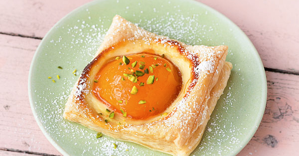 Blätterteig-Pfirsich-Kissen Rezept | Küchengötter Blätterteig-Pfirsich-Kissen Rezept | Küchengötter