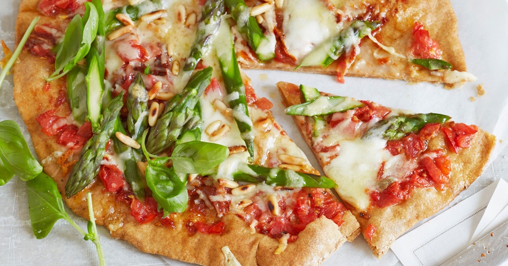 Drei-Käse-Spargel-Pizza Rezept | Küchengötter Drei-Käse-Spargel-Pizza Rezept | Küchengötter