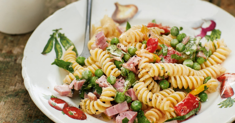 Nudelsalat mit Schinken und klassischem Mayonnaise-Dressing Rezept ... Nudelsalat mit Schinken und klassischem Mayonnaise-Dressing Rezept ...