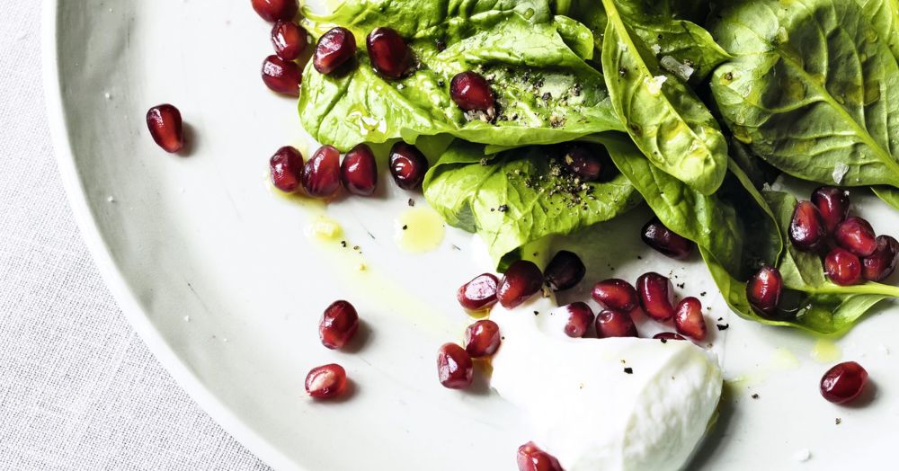 Spinatsalat mit Granatapfel und Skyr Rezept | Küchengötter Spinatsalat mit Granatapfel und Skyr Rezept | Küchengötter
