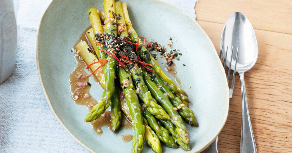 Grüner Spargelsalat mit Sesamöl-Vinaigrette Rezept | Küchengötter