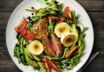 Rucola-Avocado-Salat mit Taubenbrüsten und gratiniertem Ziegenkäse
