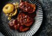 Damwild-Schäufele mit Bratapfel und Rotweinsauce