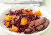 Rotkohl-Kaki-Salat mit Roastbeef