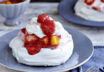 Pavlova mit Rhabarber und Waldmeisterschmand Pavlova mit Rhabarber und Waldmeisterschmand