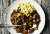 Rehgulasch mit Spätzle und Preiselbeeren