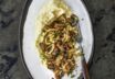 Zwiebel-Pilz-Gemüse mit cremigem Püree