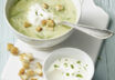 Bärlauchsuppe mit Petersiliensahne und Croûtons Bärlauchsuppe mit Petersiliensahne und Croûtons