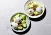 Quarkeis mit Sesamknusper und Melone