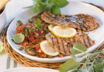 Kalbsschnitzel vom Grill mit roher Tomatensauce Kalbsschnitzel vom Grill mit roher Tomatensauce