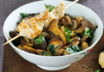 Warmer Pilzsalat mit Hähnchenspießen