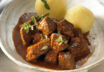 Eine Schüssel Gulasch vom Rind serviert mit Kartoffel Klößen | Klassisches Rindergulasch Rezept Klassisches Rindergulasch