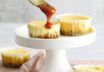 Cheesecake-Cupcakes mit Karamellsauce Cheesecake-Cupcakes mit Karamellsauce