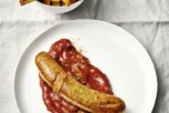 Wildcurrywurst mit Pommes und Dip Wildcurrywurst mit Pommes und Dip
