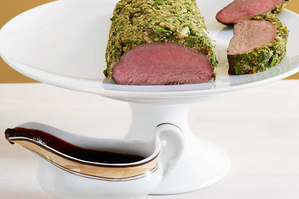 Hirschfilet mit Kräuterkruste und Schokosauce Rezept | Küchengötter
