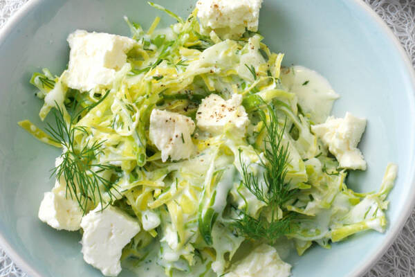Weißkohlsalat mit Joghurt und Schafkäse Rezept | Küchengötter