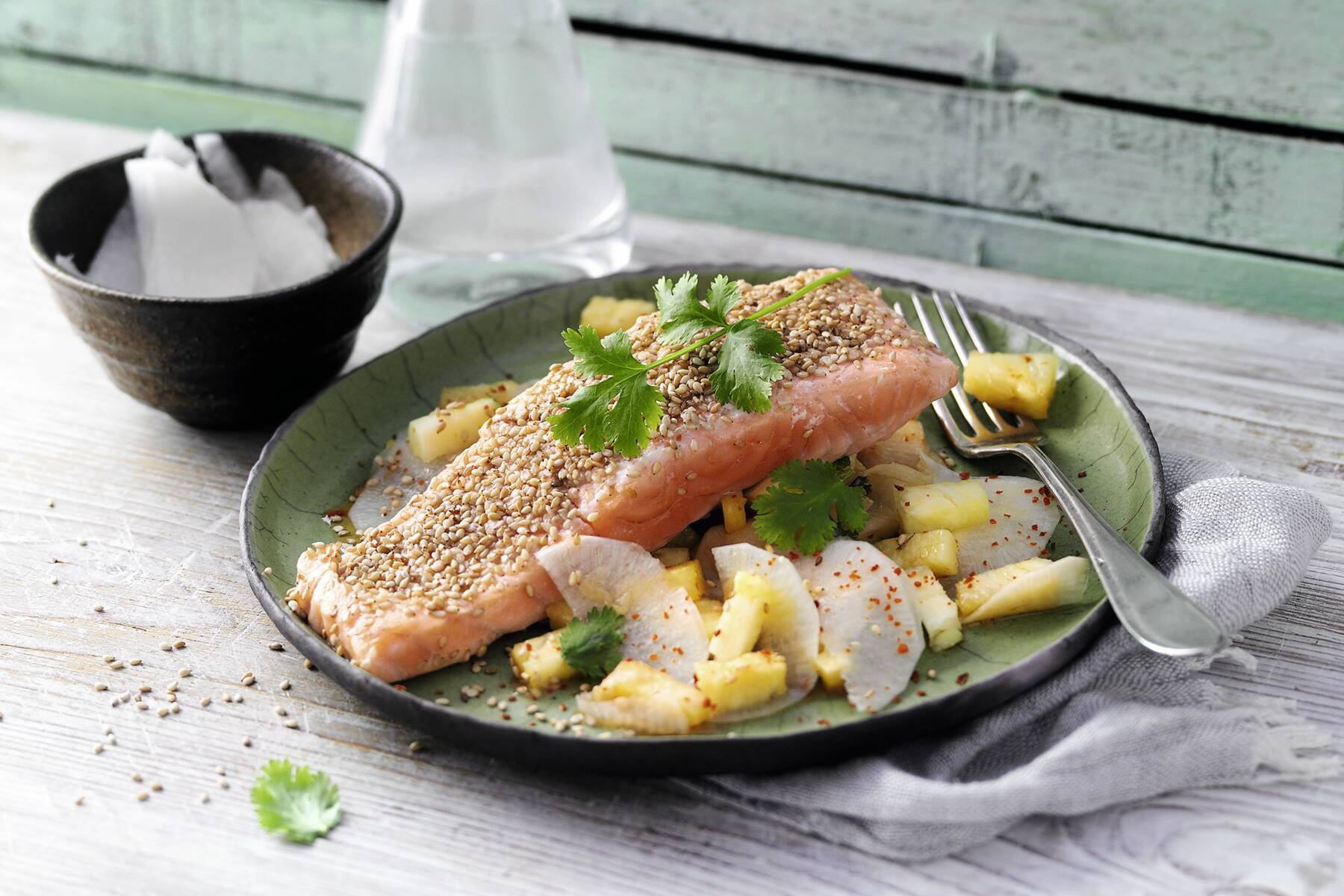 Sesam-Lachs mit Ananas-Rettich-Salat | Almased® Rezepte | Küchengötter Sesam-Lachs mit Ananas-Rettich-Salat | Almased® Rezepte | Küchengötter