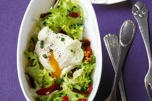 Friséesalat mit Tiroler Speck und pochiertem Ei Rezept | Küchengötter Friséesalat mit Tiroler Speck und pochiertem Ei Rezept | Küchengötter
