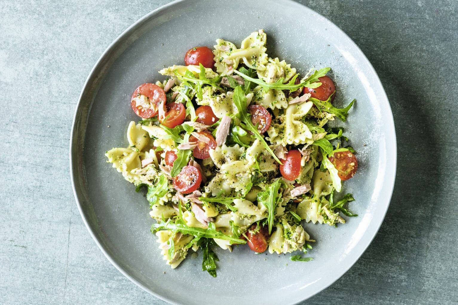 Farfalle mit Thunfisch-Pesto-Dressing Rezept | Küchengötter Farfalle mit Thunfisch-Pesto-Dressing Rezept | Küchengötter