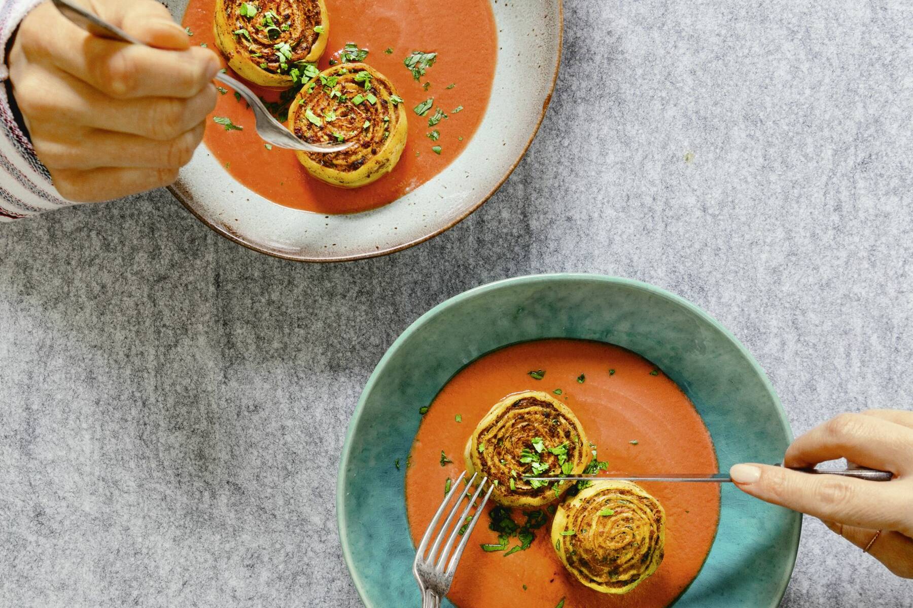 Hackschnecken mit Tomatencreme Rezept | Küchengötter Hackschnecken mit Tomatencreme Rezept | Küchengötter