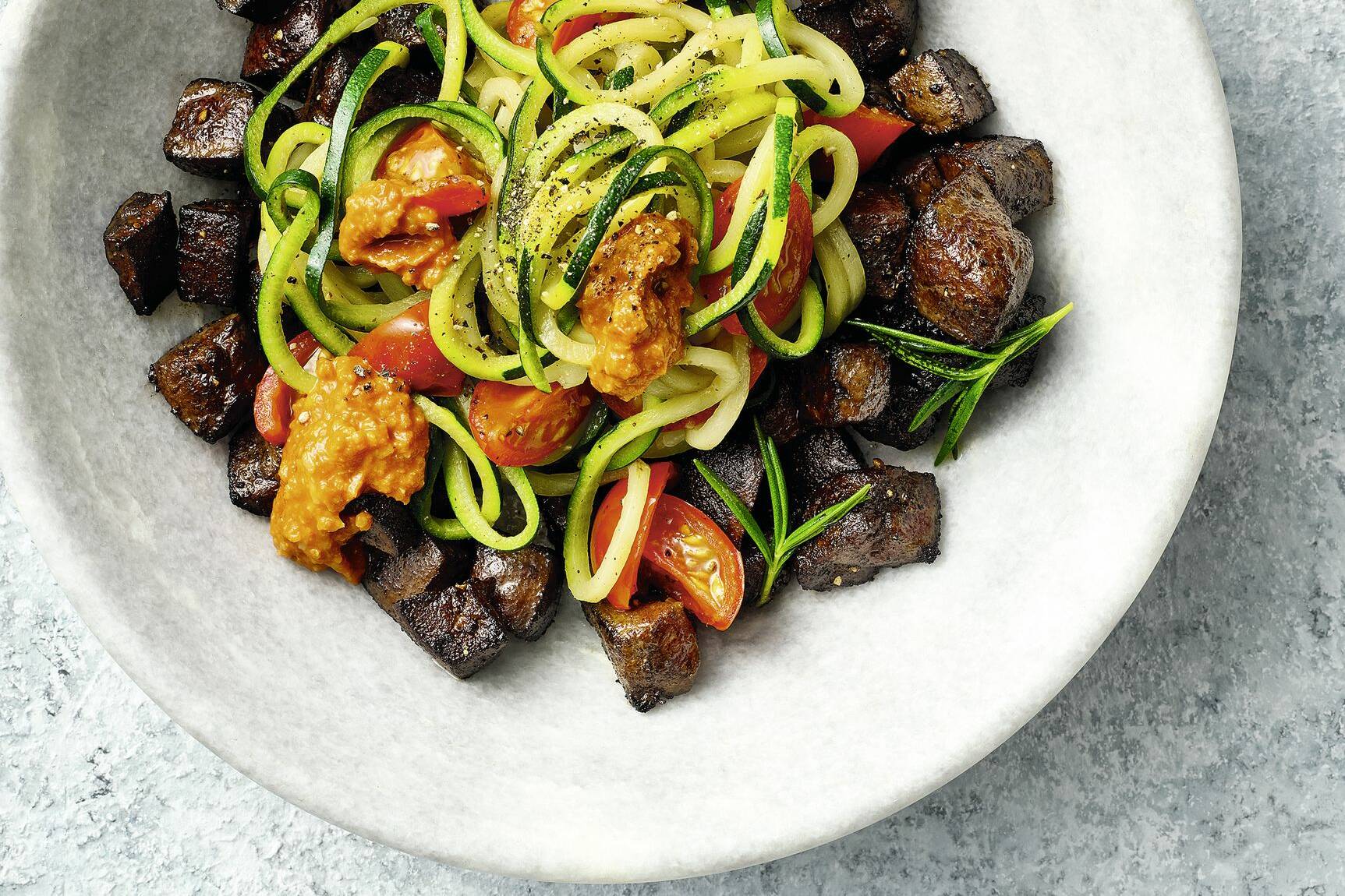 Zucchininudeln mit rotem Pesto und gebratener Leber Rezept | Küchengötter Zucchininudeln mit rotem Pesto und gebratener Leber Rezept | Küchengötter