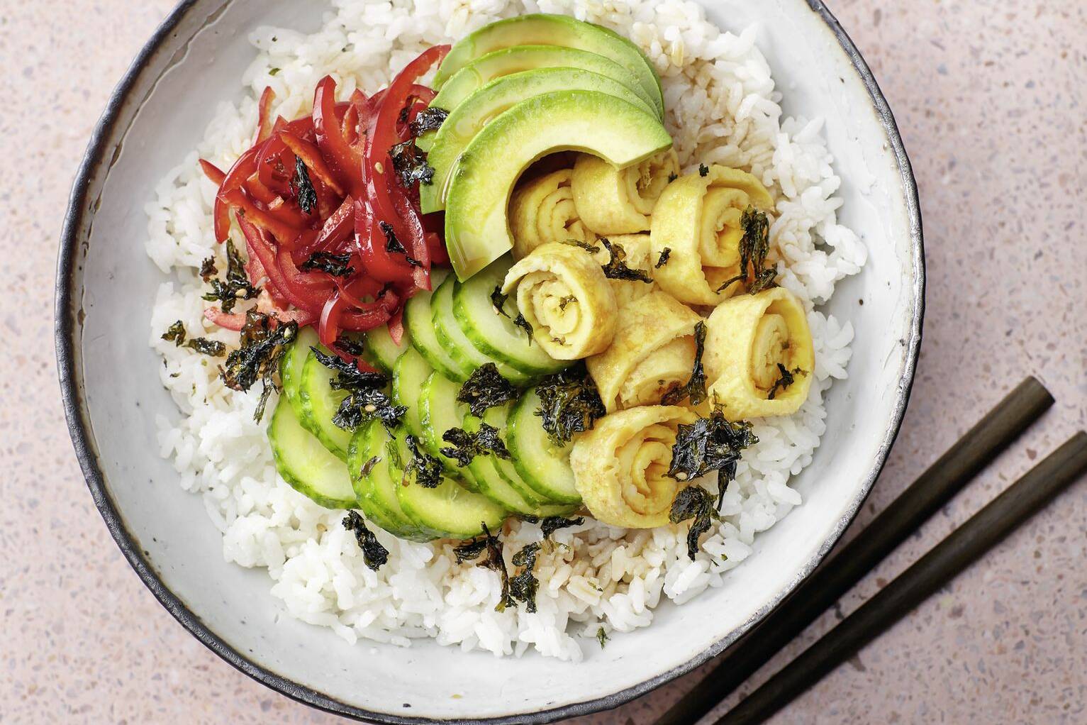 Sushi-Bowl mit Eierröllchen Rezept | Küchengötter Sushi-Bowl mit Eierröllchen Rezept | Küchengötter