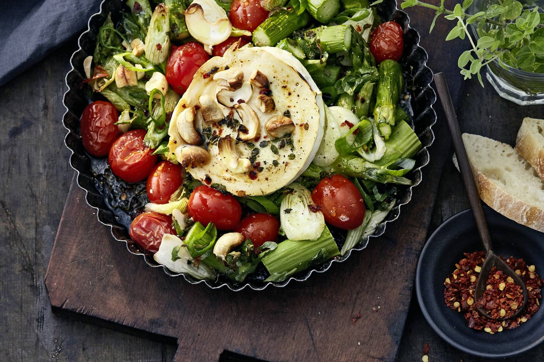 Grüner Spargel mit Ziegenkäse aus dem Ofen Rezept | Küchengötter Grüner Spargel mit Ziegenkäse aus dem Ofen Rezept | Küchengötter