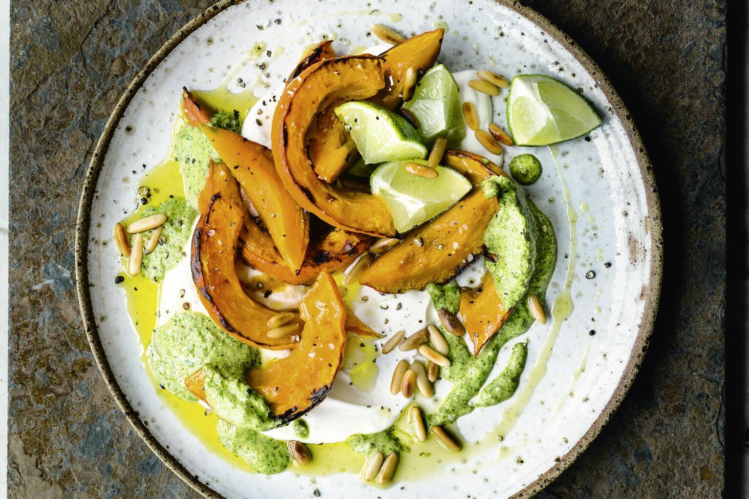 Ofenkürbis mit Koriandersauce Rezept | Küchengötter Ofenkürbis mit Koriandersauce Rezept | Küchengötter