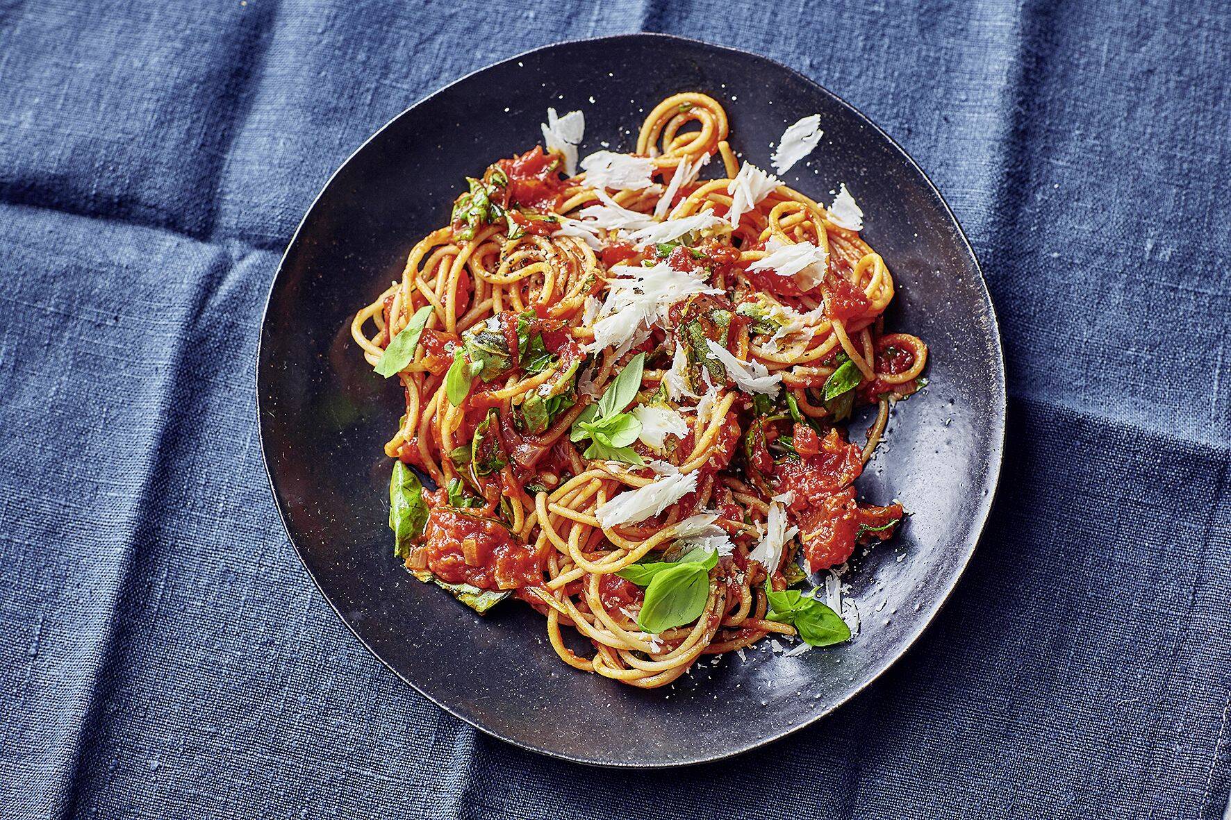 Linsenspaghetti mit Tomaten-Sugo Rezept | Küchengötter