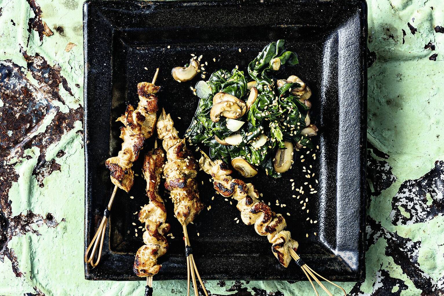 Saté-Spieße vom Huhn auf Blattspinat Rezept | Küchengötter Saté-Spieße vom Huhn auf Blattspinat Rezept | Küchengötter