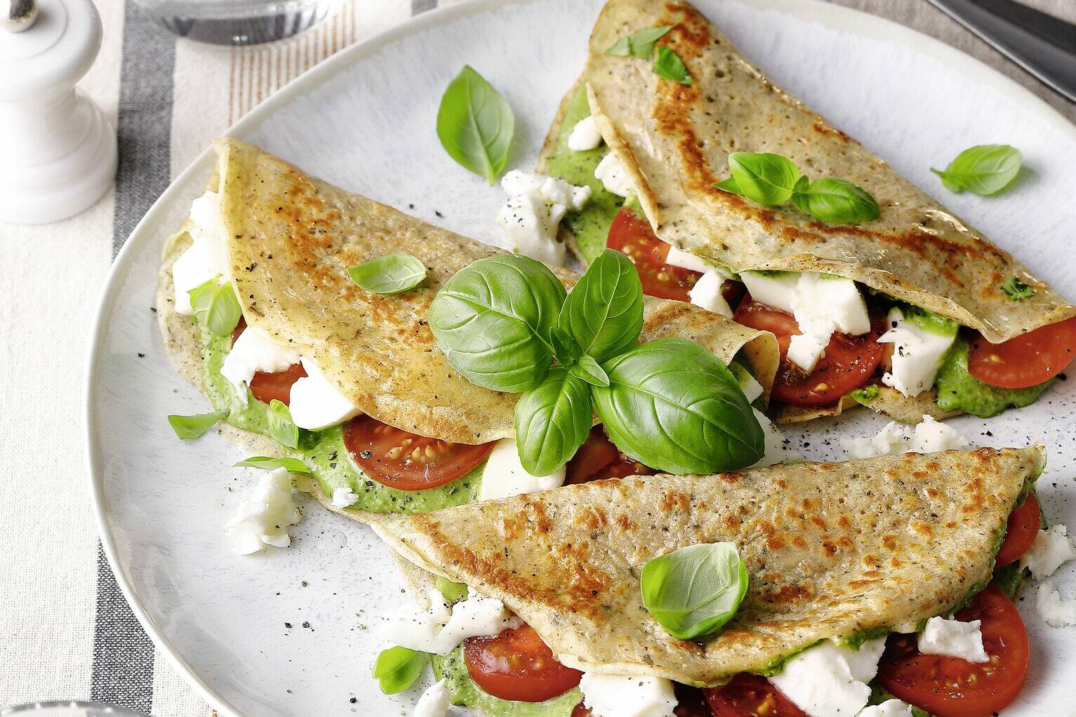 Pfannkuchen mit Tomaten und Pesto Rezept | Küchengötter Pfannkuchen mit Tomaten und Pesto Rezept | Küchengötter