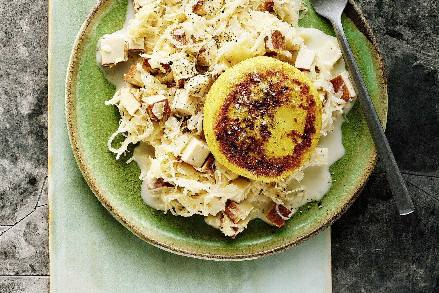 Kartoffel-Plätzchen mit Rahm-Sauerkraut und Räuchertofu Rezept ... Kartoffel-Plätzchen mit Rahm-Sauerkraut und Räuchertofu Rezept ...