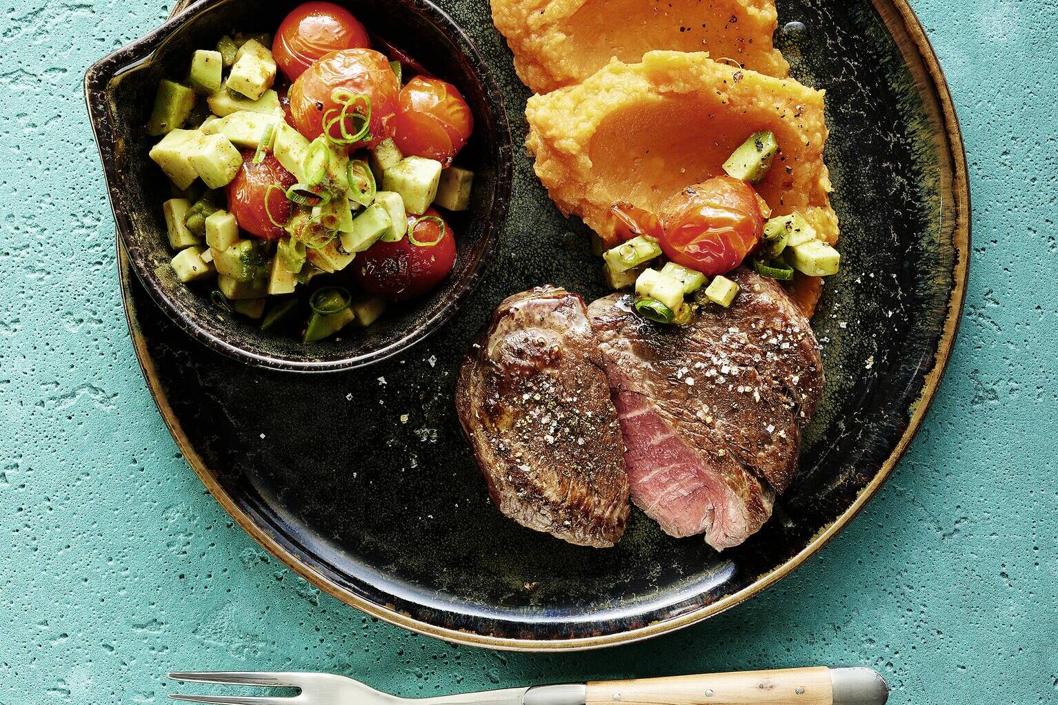 Rindersteak mit Süsskartoffelpüree und Grilltomaten-Avocado-Salsa ... Rindersteak mit Süsskartoffelpüree und Grilltomaten-Avocado-Salsa ...