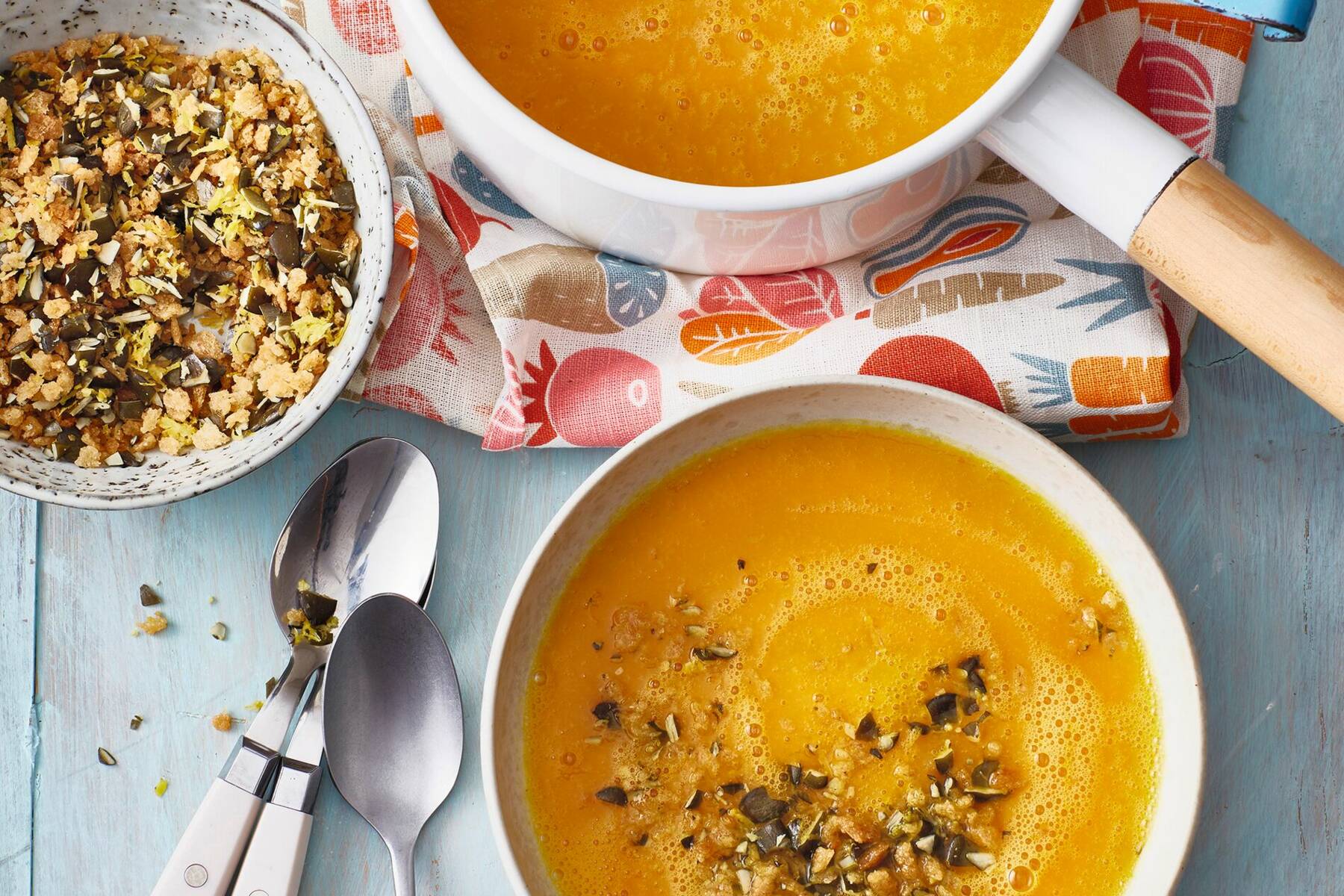 Kürbissuppe mit Kürbiskern-Crunch Rezept | Küchengötter