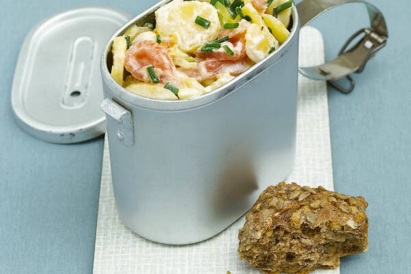 Lauwarmer Kartoffelsalat mit Lauch und Lachs Rezept | Küchengötter Lauwarmer Kartoffelsalat mit Lauch und Lachs Rezept | Küchengötter