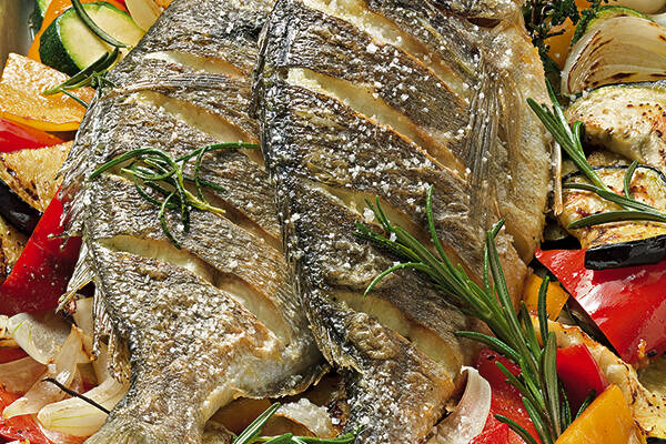 Doraden auf Mediterranem Gemüse Rezept | Küchengötter Doraden auf Mediterranem Gemüse Rezept | Küchengötter
