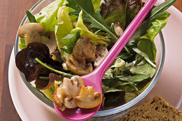 Blattsalate mit Champignons Rezept | Küchengötter Blattsalate mit Champignons Rezept | Küchengötter