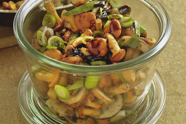 Pilzsalat mit Kürbiskern-Dressing Rezept | Küchengötter Pilzsalat mit Kürbiskern-Dressing Rezept | Küchengötter