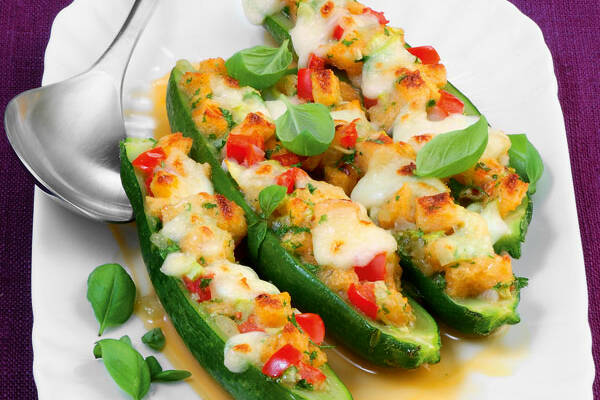 Zucchini mit Brotfüllung Rezept | Küchengötter Zucchini mit Brotfüllung Rezept | Küchengötter