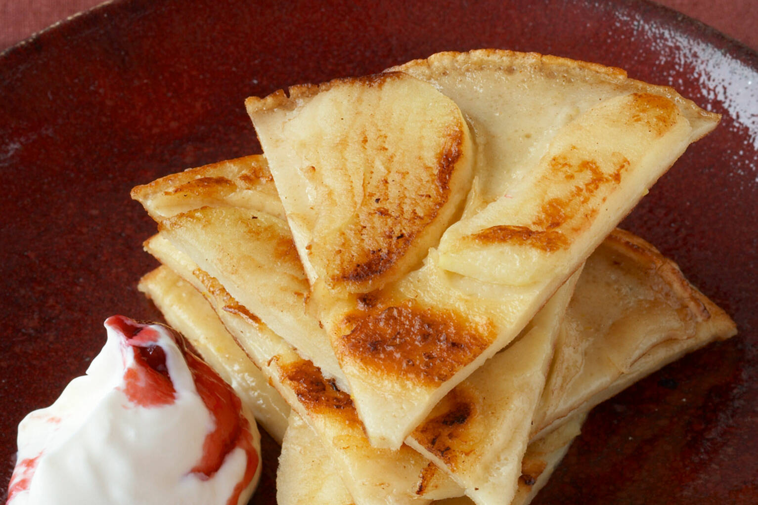 Apfel-Pfannkuchen mit Preiselbeercreme Rezept | Küchengötter