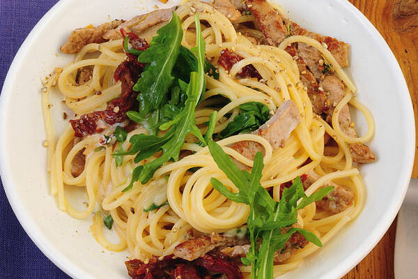 Schnelle Spaghetti mit Kalbfleisch und Rucola Rezept | Küchengötter